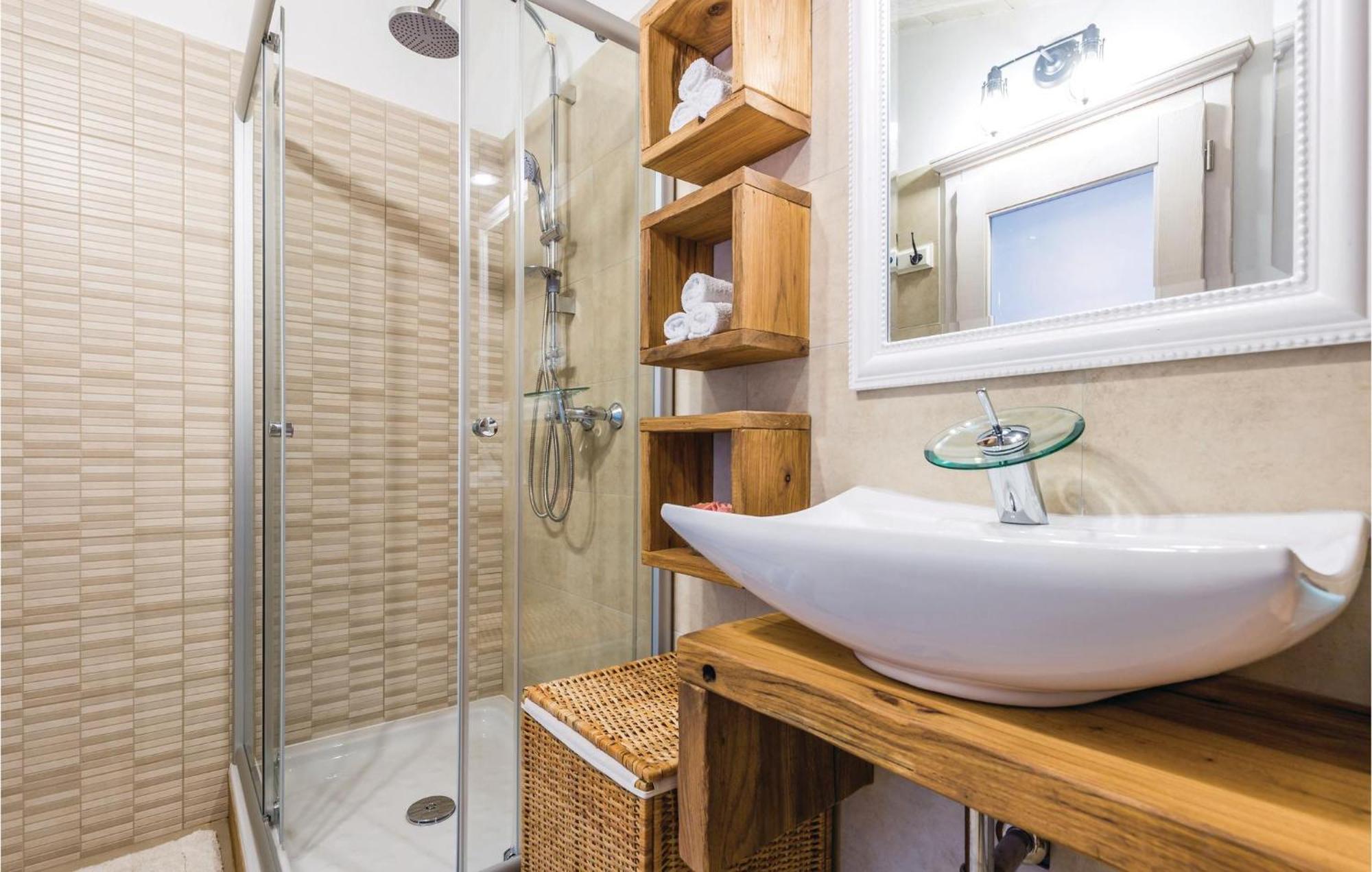 Stunning Home In Jurdani With Wifi Mucici Esterno foto