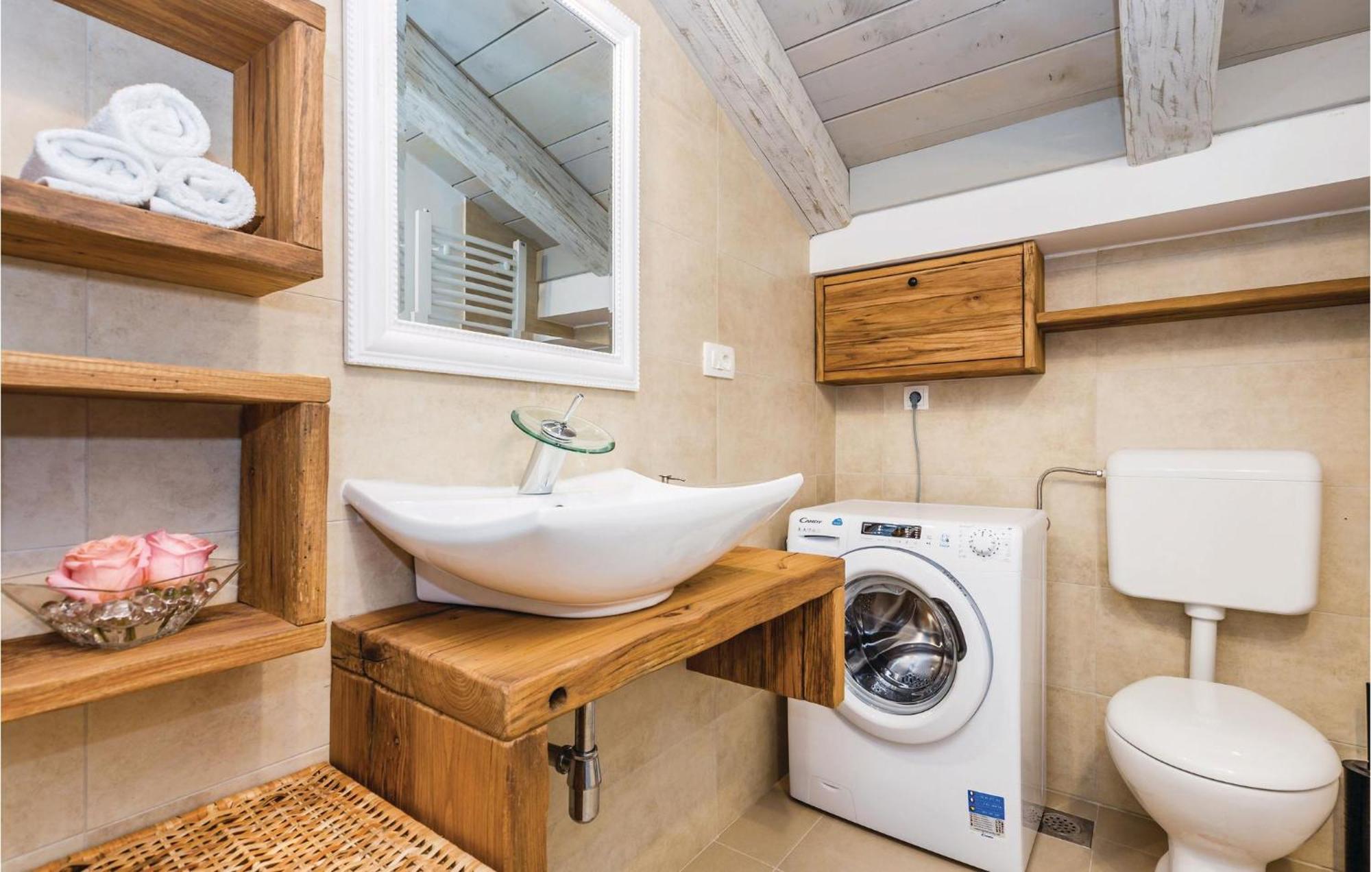 Stunning Home In Jurdani With Wifi Mucici Esterno foto