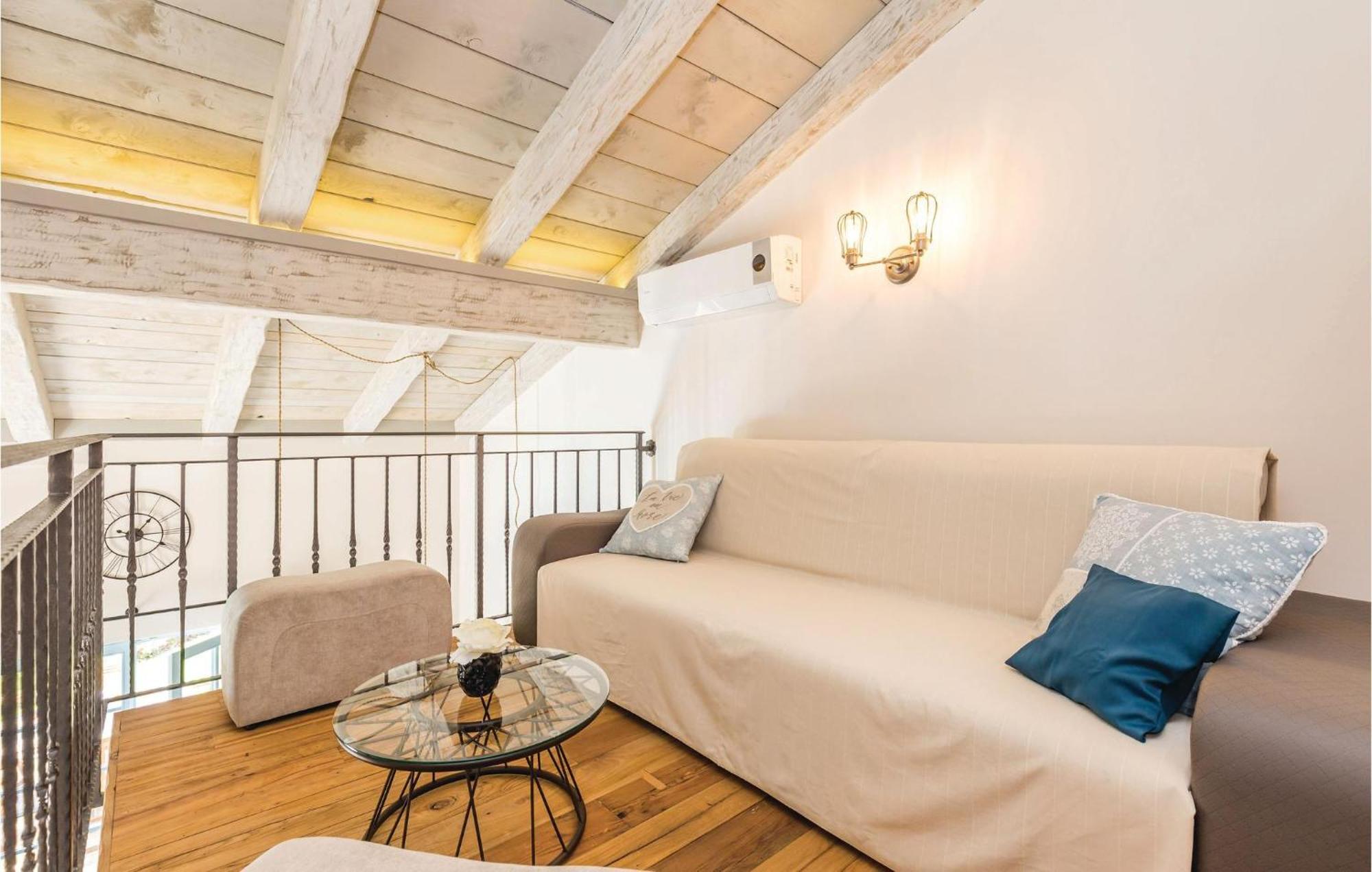 Stunning Home In Jurdani With Wifi Mucici Esterno foto