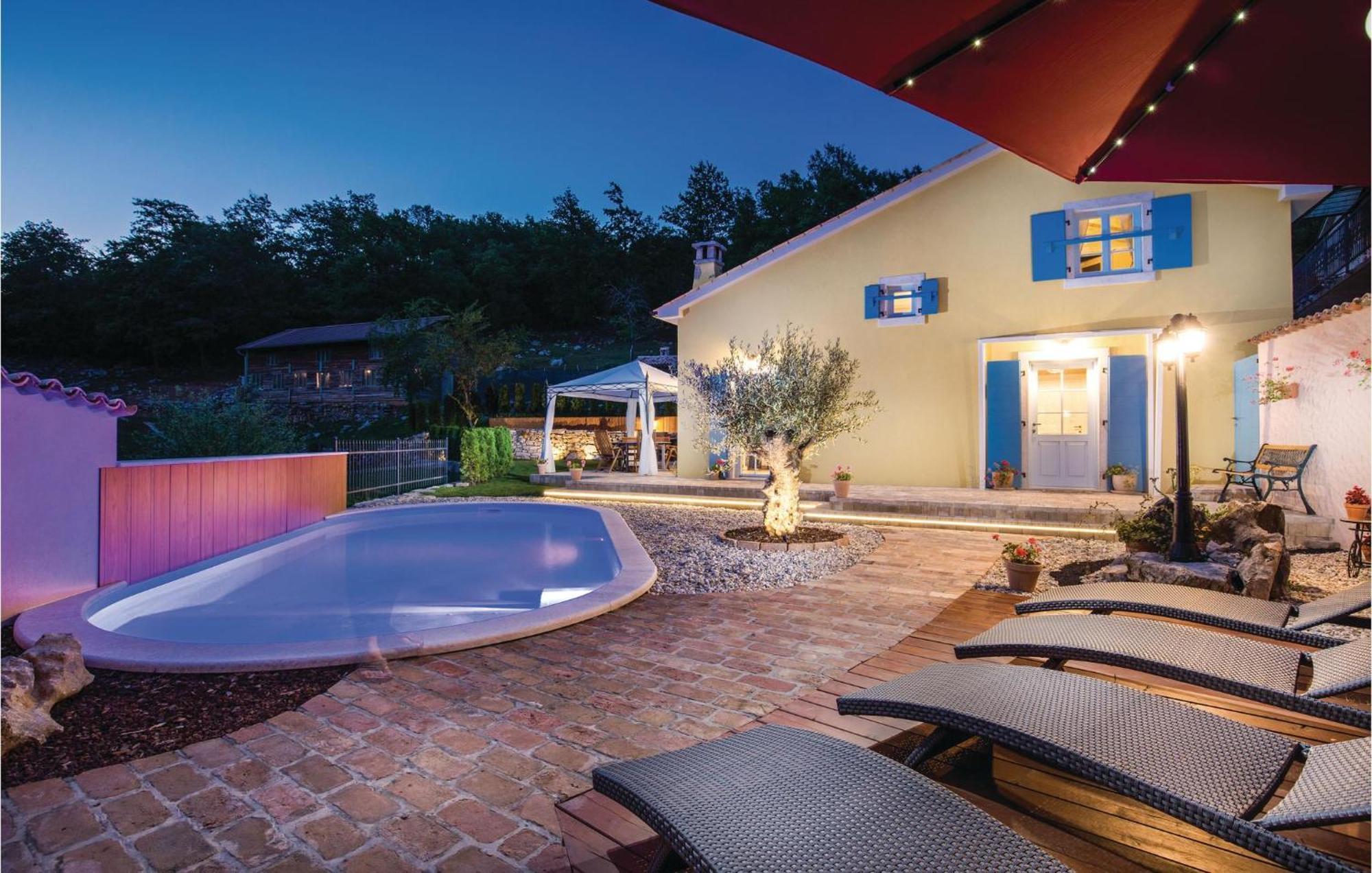 Stunning Home In Jurdani With Wifi Mucici Esterno foto