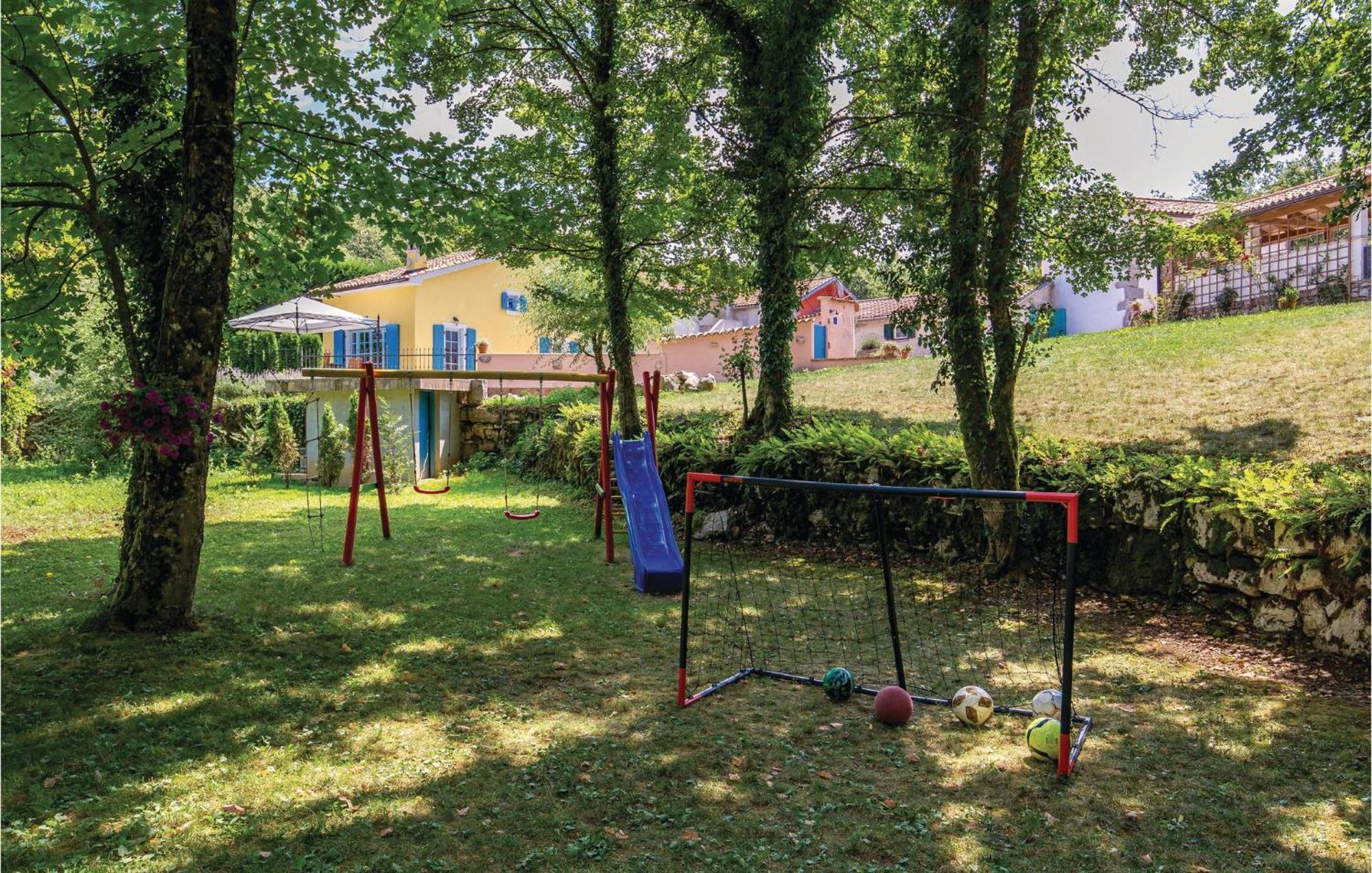 Stunning Home In Jurdani With Wifi Mucici Esterno foto