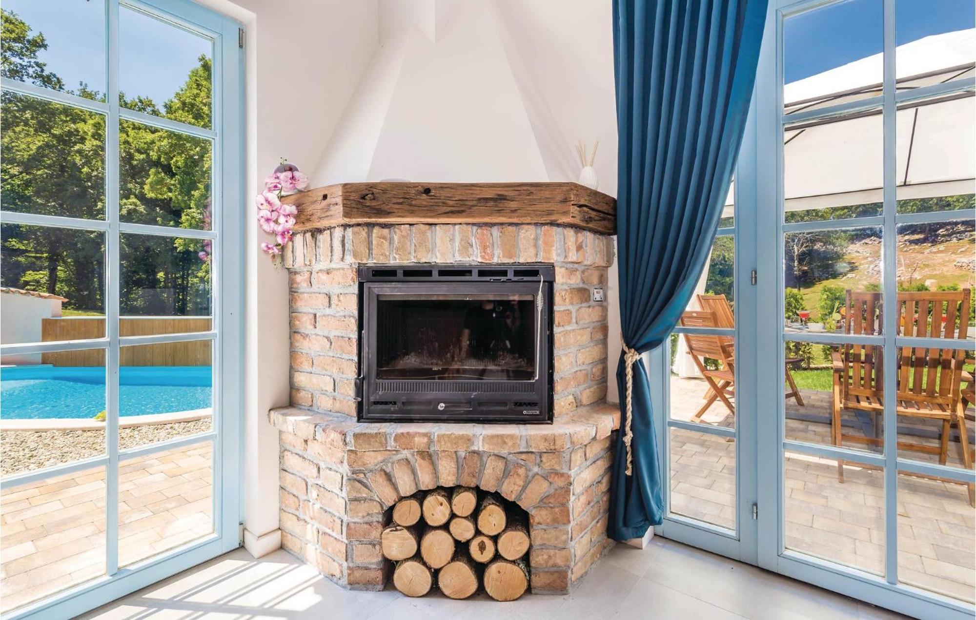 Stunning Home In Jurdani With Wifi Mucici Esterno foto