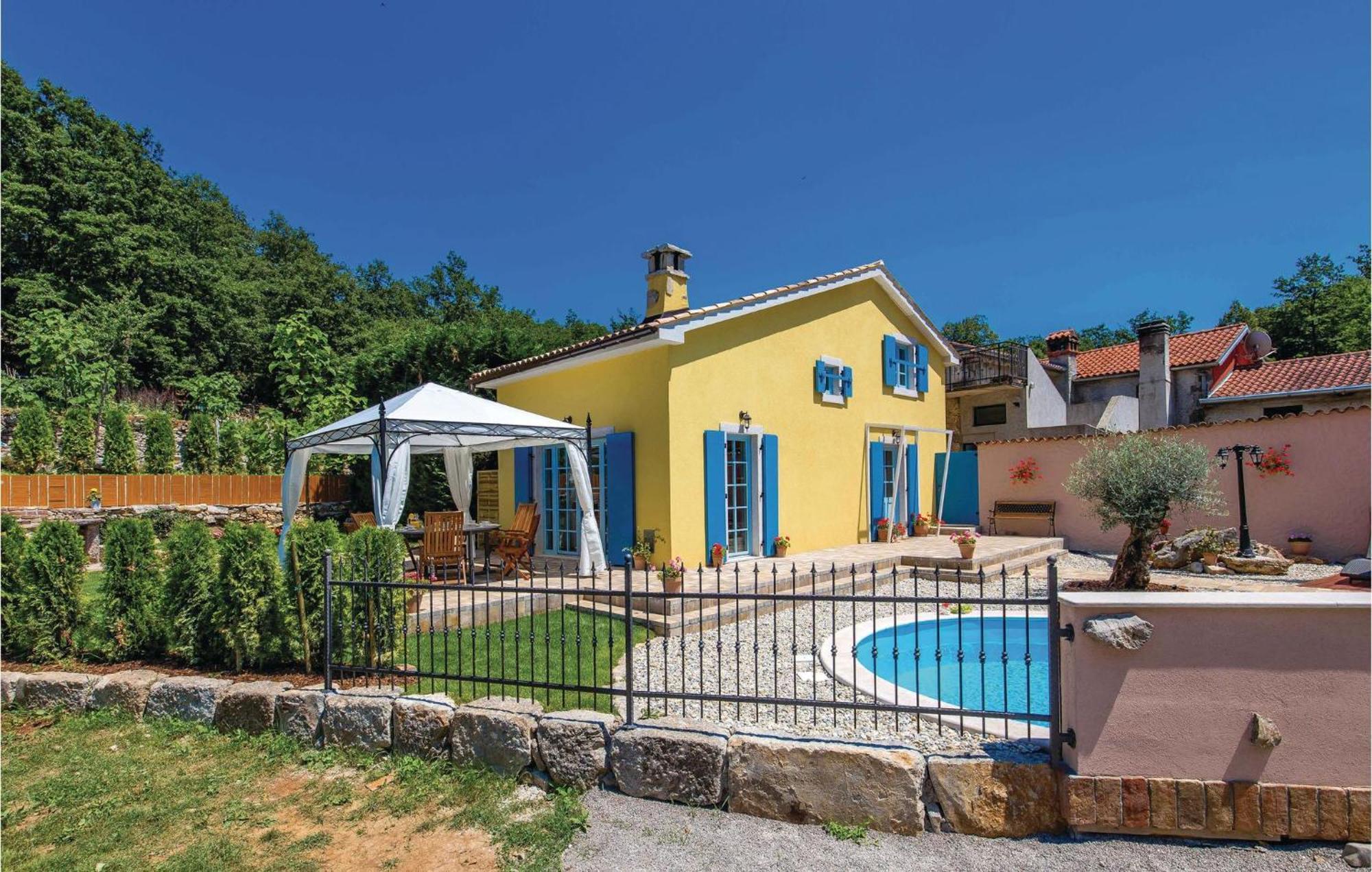 Stunning Home In Jurdani With Wifi Mucici Esterno foto