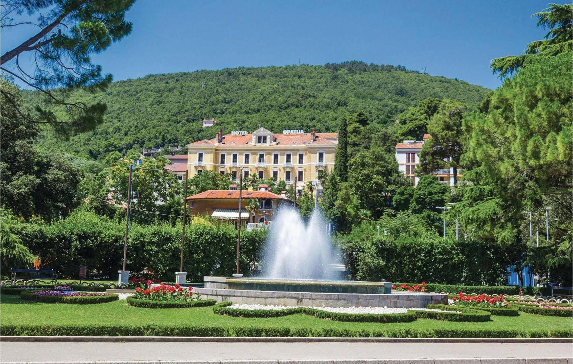 Stunning Home In Jurdani With Wifi Mucici Esterno foto