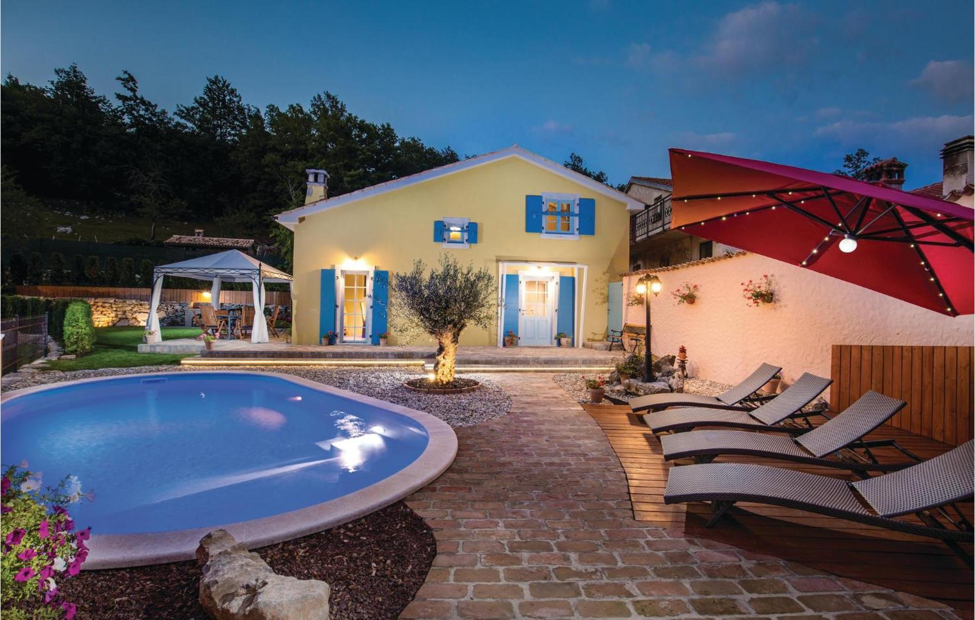 Stunning Home In Jurdani With Wifi Mucici Esterno foto
