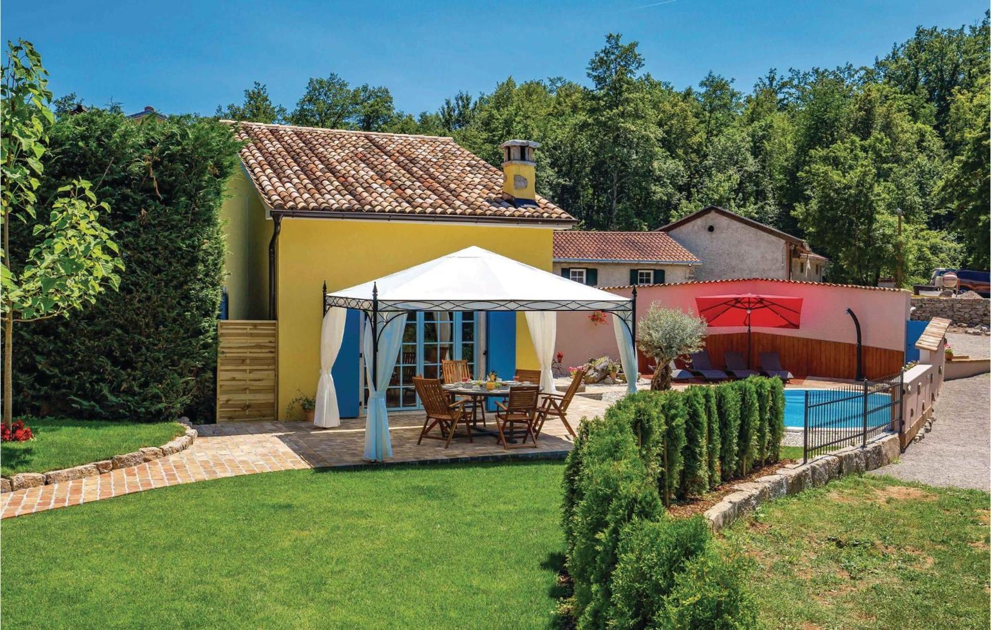 Stunning Home In Jurdani With Wifi Mucici Esterno foto
