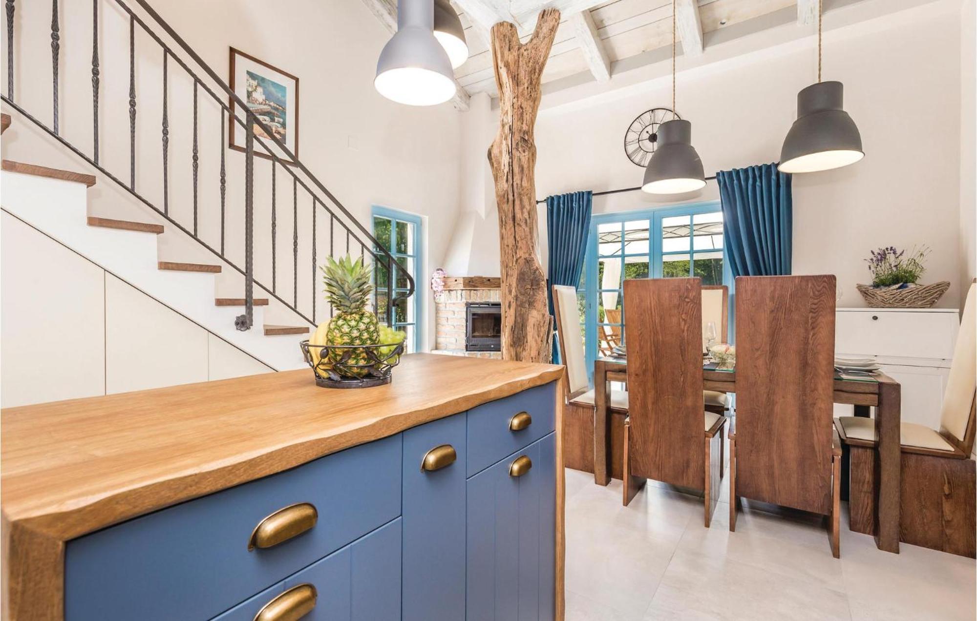 Stunning Home In Jurdani With Wifi Mucici Esterno foto