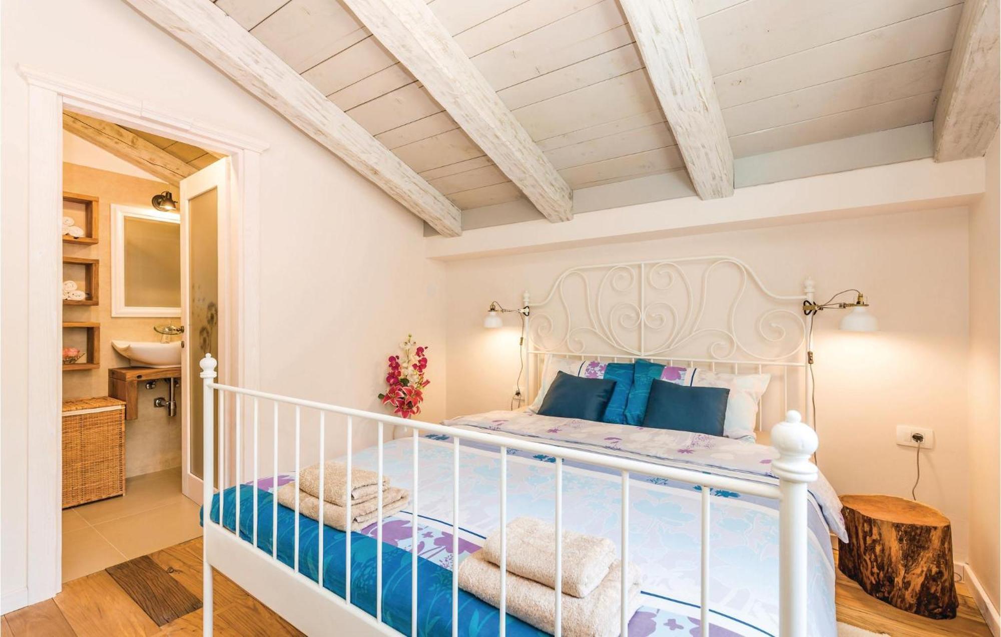 Stunning Home In Jurdani With Wifi Mucici Esterno foto