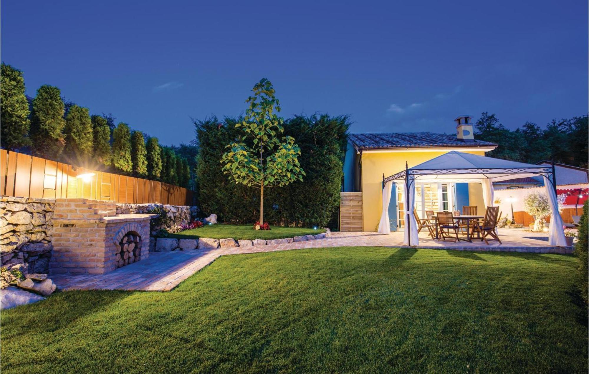 Stunning Home In Jurdani With Wifi Mucici Esterno foto